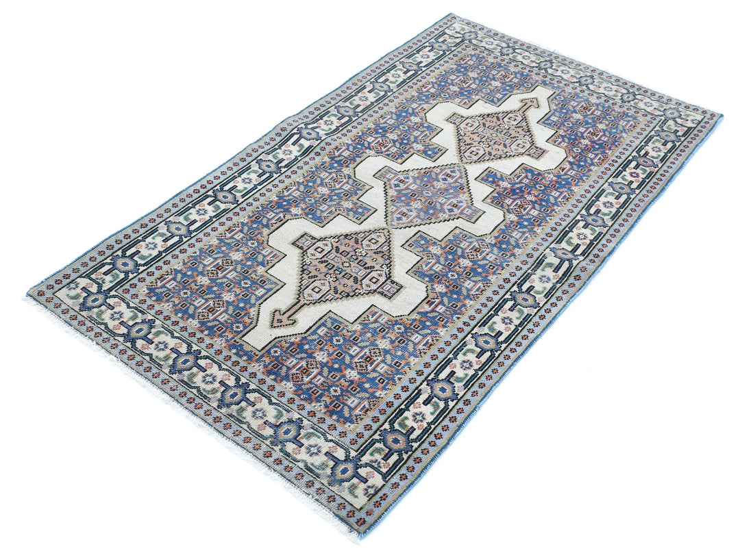 Persian Shiraz Rug 2' 10" x 5' 1" Hand-Knotted | No. AT10021
