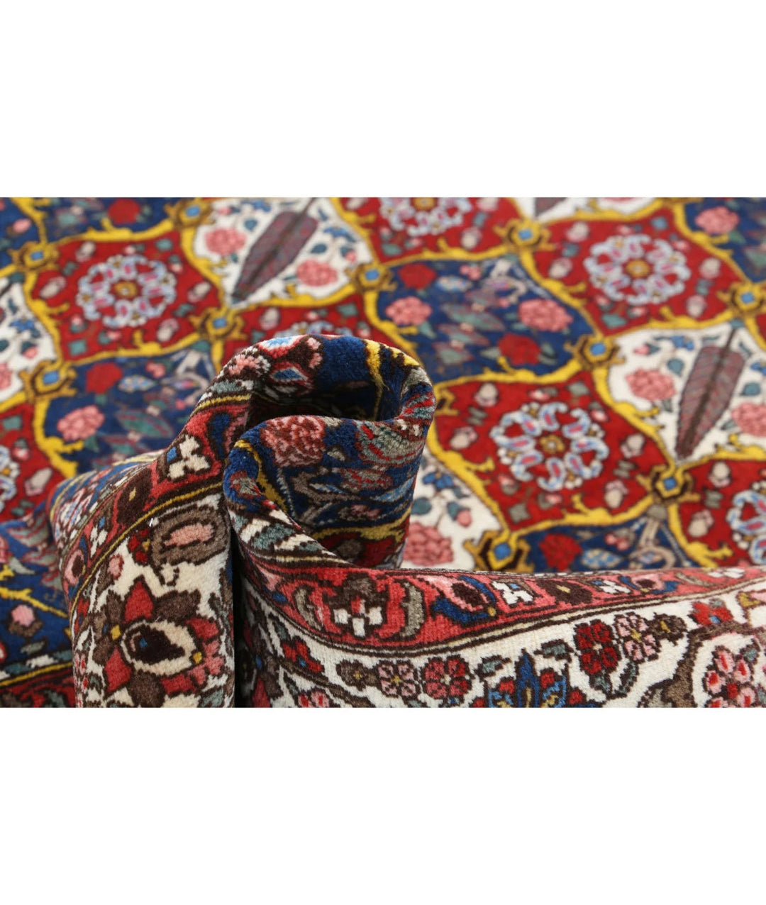 Red Bakhtiari Oriental Rug 5' 1" x 8' 3" Hand-Knotted | No. AT39631