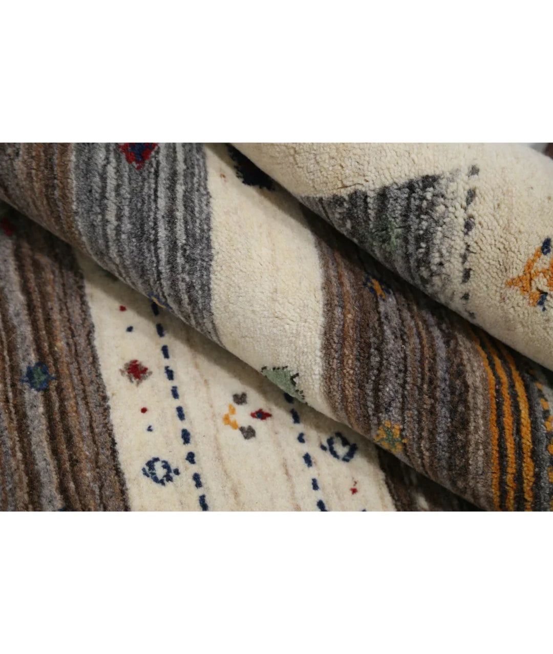 Ivory Indian Lori Rug 4' 0" x 5' 10" Hand-Knotted | No. AT43499
