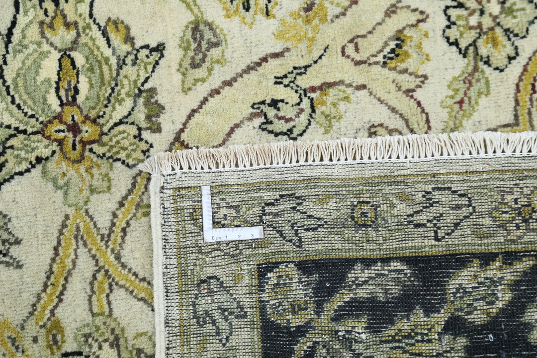 Indian Oriental Rug 7'9" x 9'4" Hand-Knotted | No. AT46815