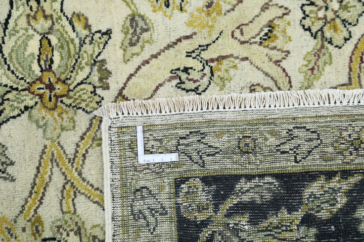 Indian Oriental Rug 7'9" x 9'4" Hand-Knotted | No. AT46815