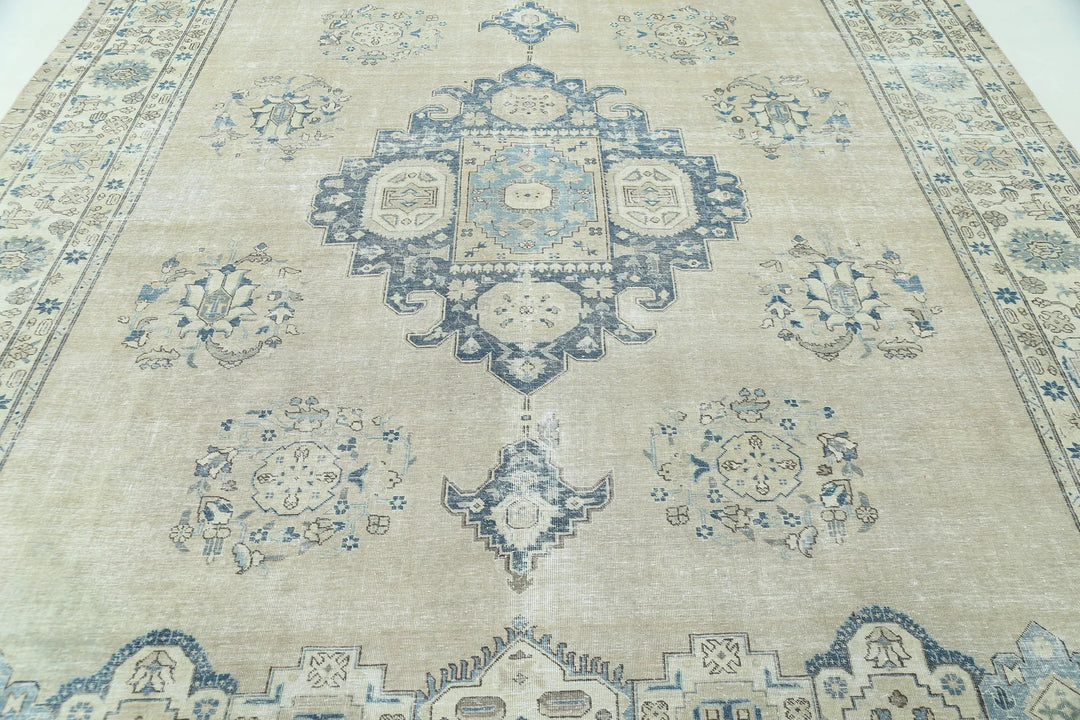 Persian Tabriz Rug 9' 8" x 13' 1" Hand-Knotted | No. AT54601