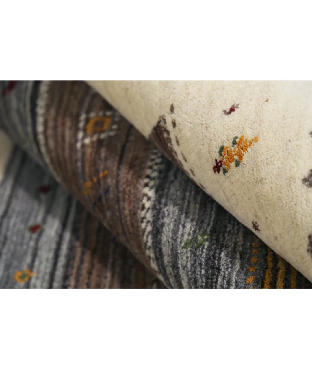 Ivory Indian Lori Rug 5'6" x 7'10" Hand-Knotted | No. AT72674