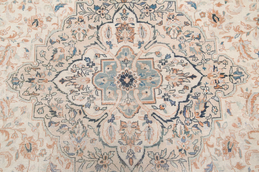 Ivory Persian Kashan Rug 9' 6" x 13' 2" Hand-Knotted | No. AT91481
