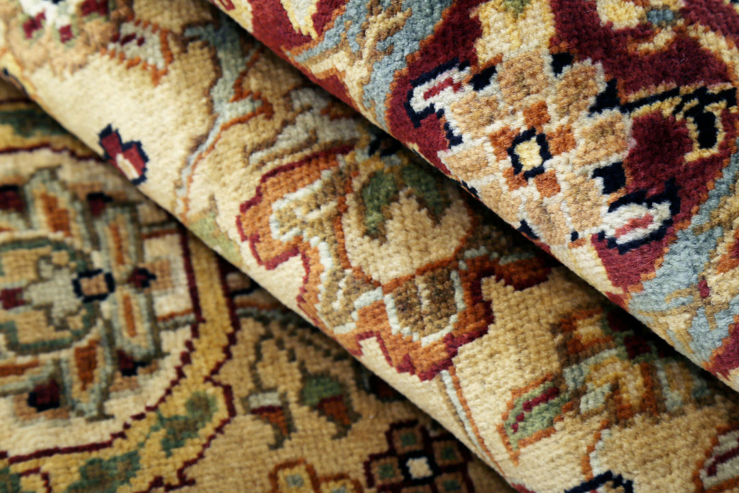 Ivory Indian Ziegler Rug 6' 7" x 6' 8" Hand-Knotted border