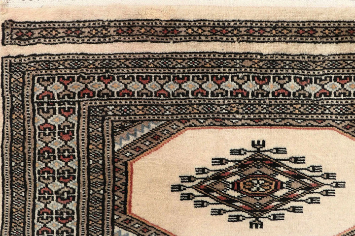 White Pakistani Jaldar Rug 2' 4" x 8' 9" Hand-Knotted | No. QA18220