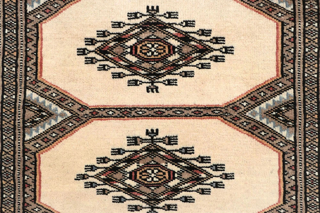 White Pakistani Jaldar Rug 2' 4" x 8' 9" Hand-Knotted | No. QA18220