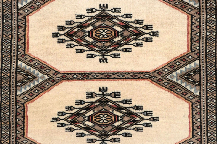 White Pakistani Jaldar Rug 2' 4" x 8' 9" Hand-Knotted | No. QA18220