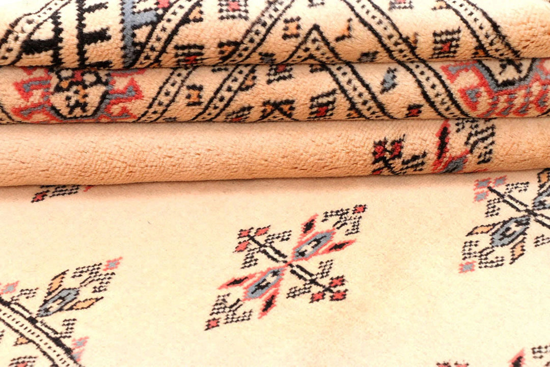 Navajo White Pakistani Bokhara Rug 4' 1" x 6' 2" Hand-Knotted | No. QA40691
