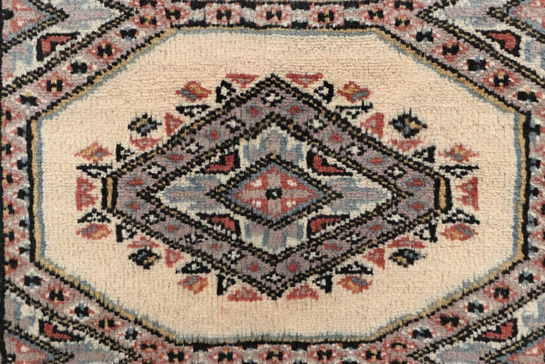 White Pakistani Jaldar Rug 2' 4" x 8' 9" Hand-Knotted | No. QA60240