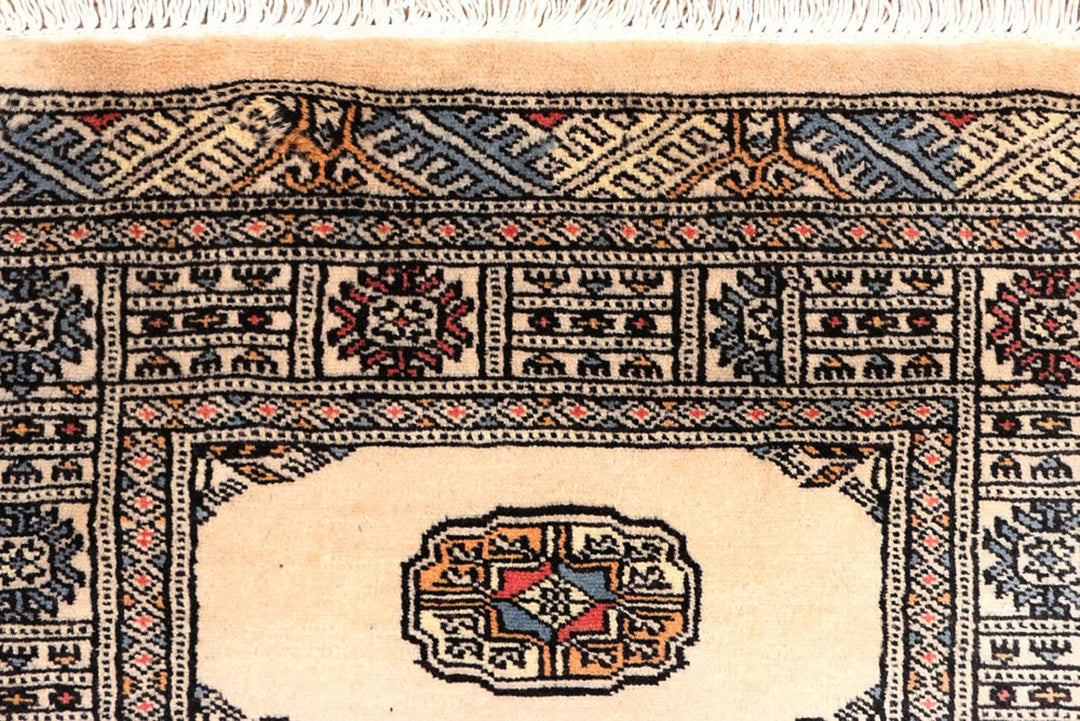 Navajo White Pakistani Bokhara Rug 2' 7" x 8' 8" Hand-Knotted | No. QA85574