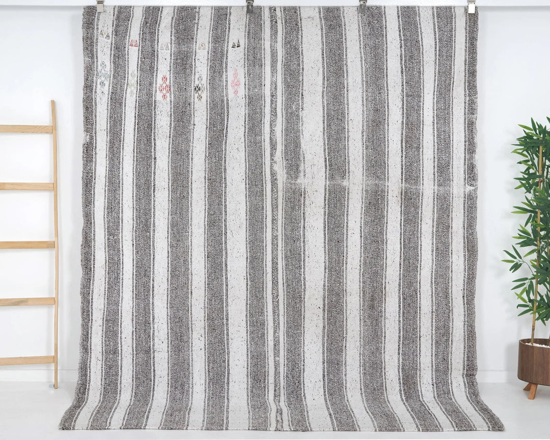 Gray Kilim Rug 6' 8" x 7' 8" | No. VR10361