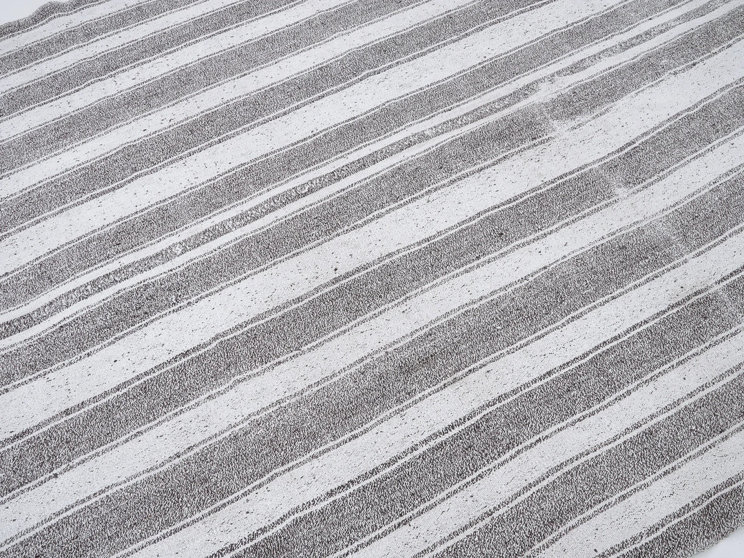 Gray Kilim Rug 6' 8" x 7' 8" | No. VR10361