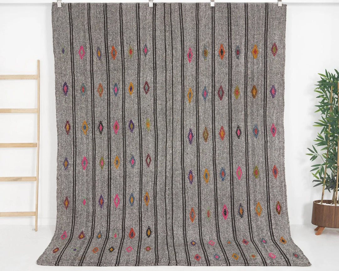 Gray Kilim Rug 6' 7" x 8' 5" | No. VR11030