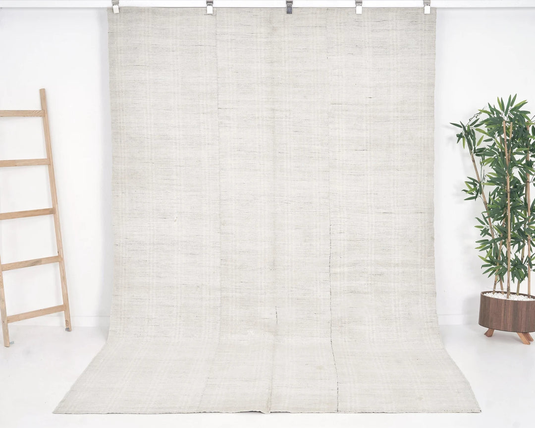 White Kilim Rug 6' 4" x 9' 10" | No. VR20037