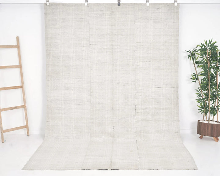 White Kilim Rug 6' 4" x 9' 10" | No. VR20037