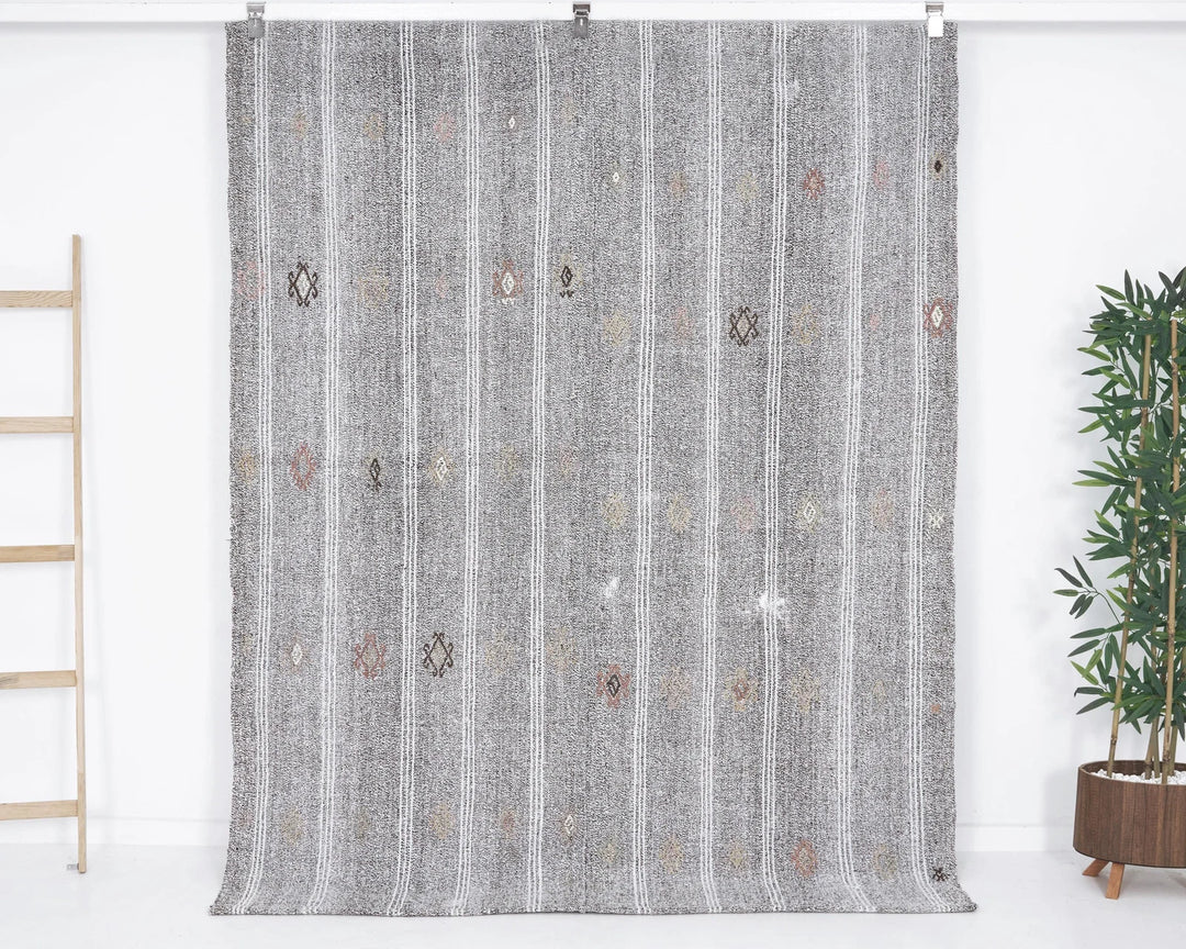 Gray Kilim Rug 5' 5" x 7' | No. VR20453