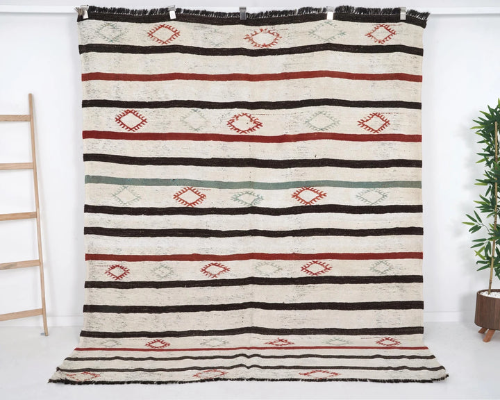 Kilim Rug 6' 9" x 8' 4" | No. VR22556