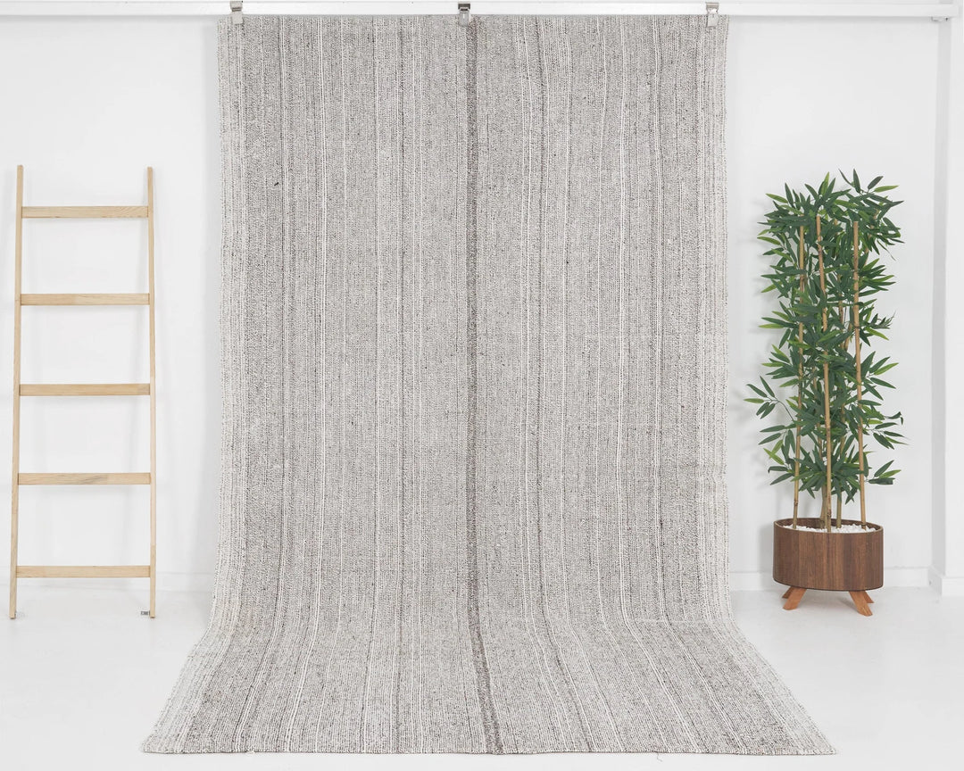 Gray Kilim Rug 5' 5" x 9' 10" | No. VR24799