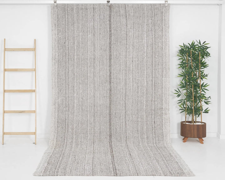 Gray Kilim Rug 5' 5" x 9' 10" | No. VR24799