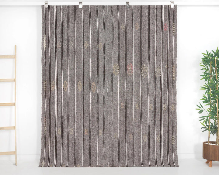 Gray Kilim Rug 5' 7" x 6' 8" | No. VR26397