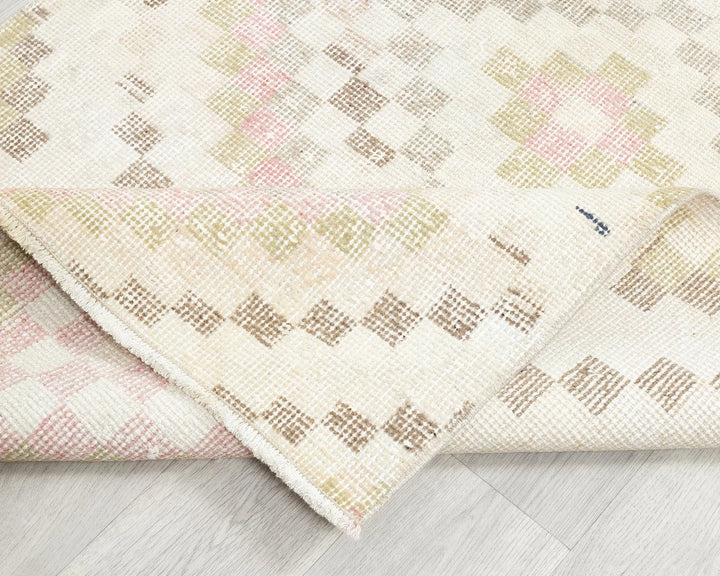 Beige Oushak Rug 2' 11" x 5' 5" | No. VR26620