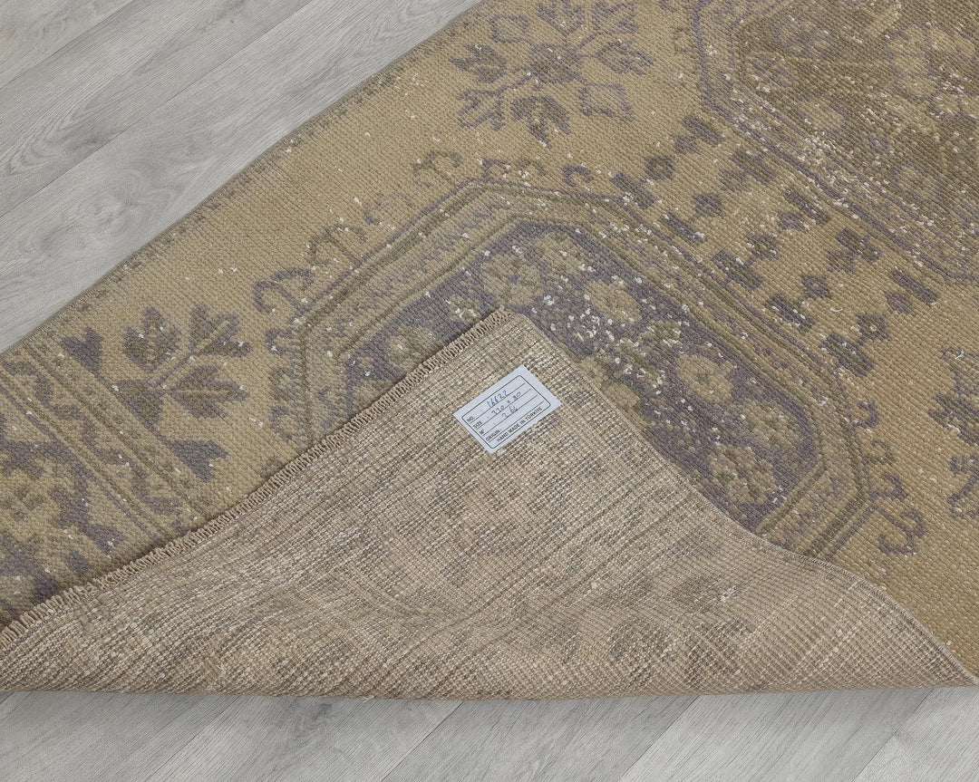 Multicolor Turkish Oushak Rug 2'7" x 10'10" Hand-Knotted texture