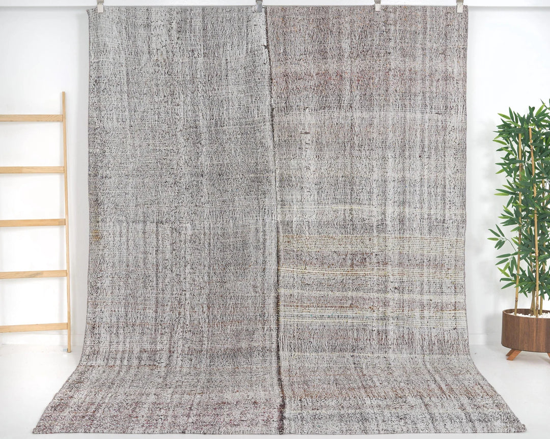 Gray Kilim Rug 7' 1" x 9' 4" | No. VR33044