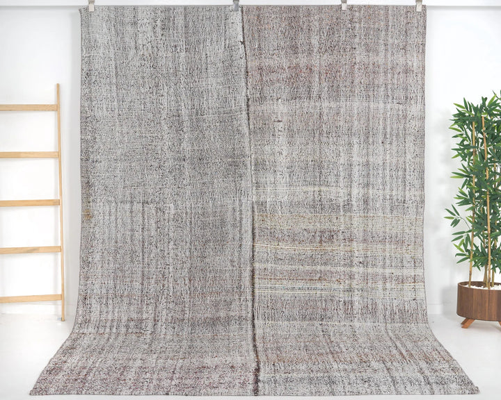 Gray Kilim Rug 7' 1" x 9' 4" | No. VR33044