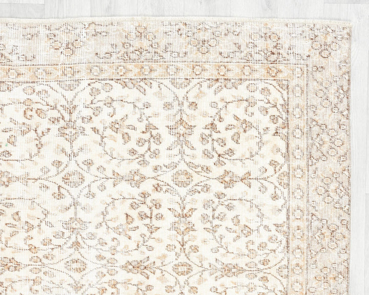 Beige Turkish Oushak Rug 5' x 7' 4" Hand-Knotted pattern