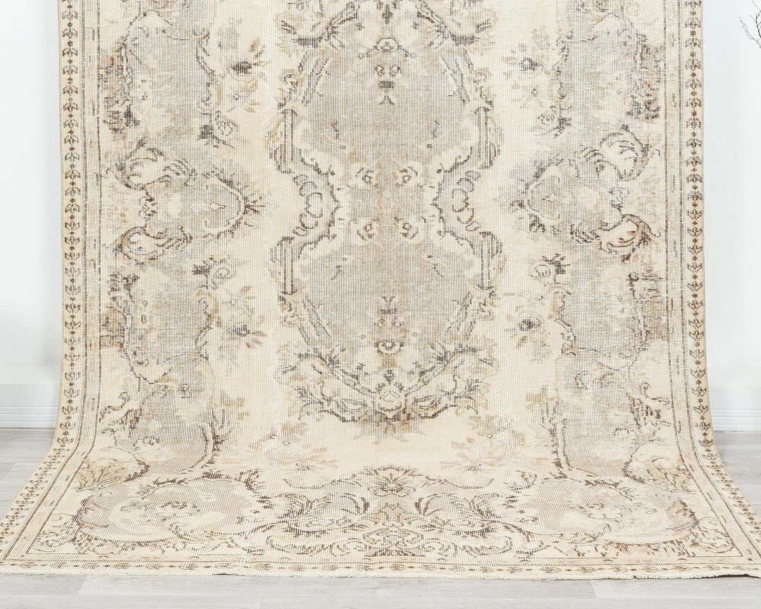 Beige Oushak Rug 5' 6" x 9' 4" | No. VR38170