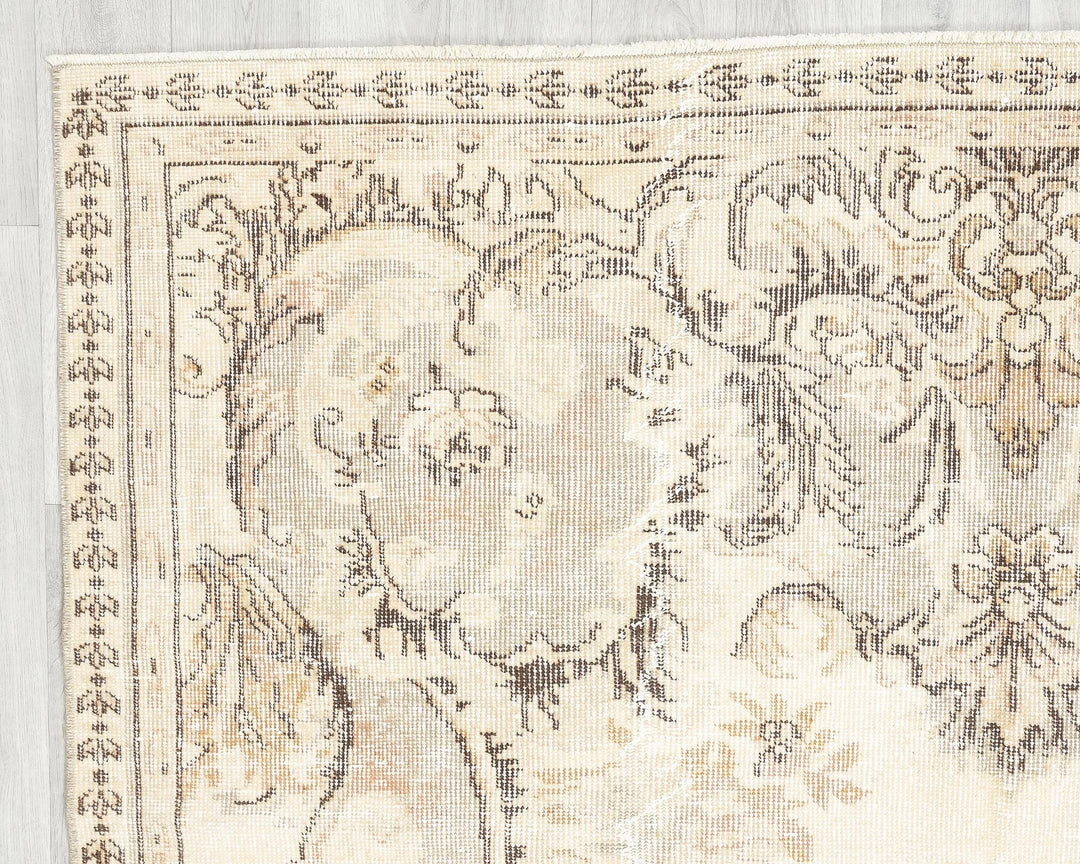 Beige Oushak Rug 5' 6" x 9' 4" | No. VR38170