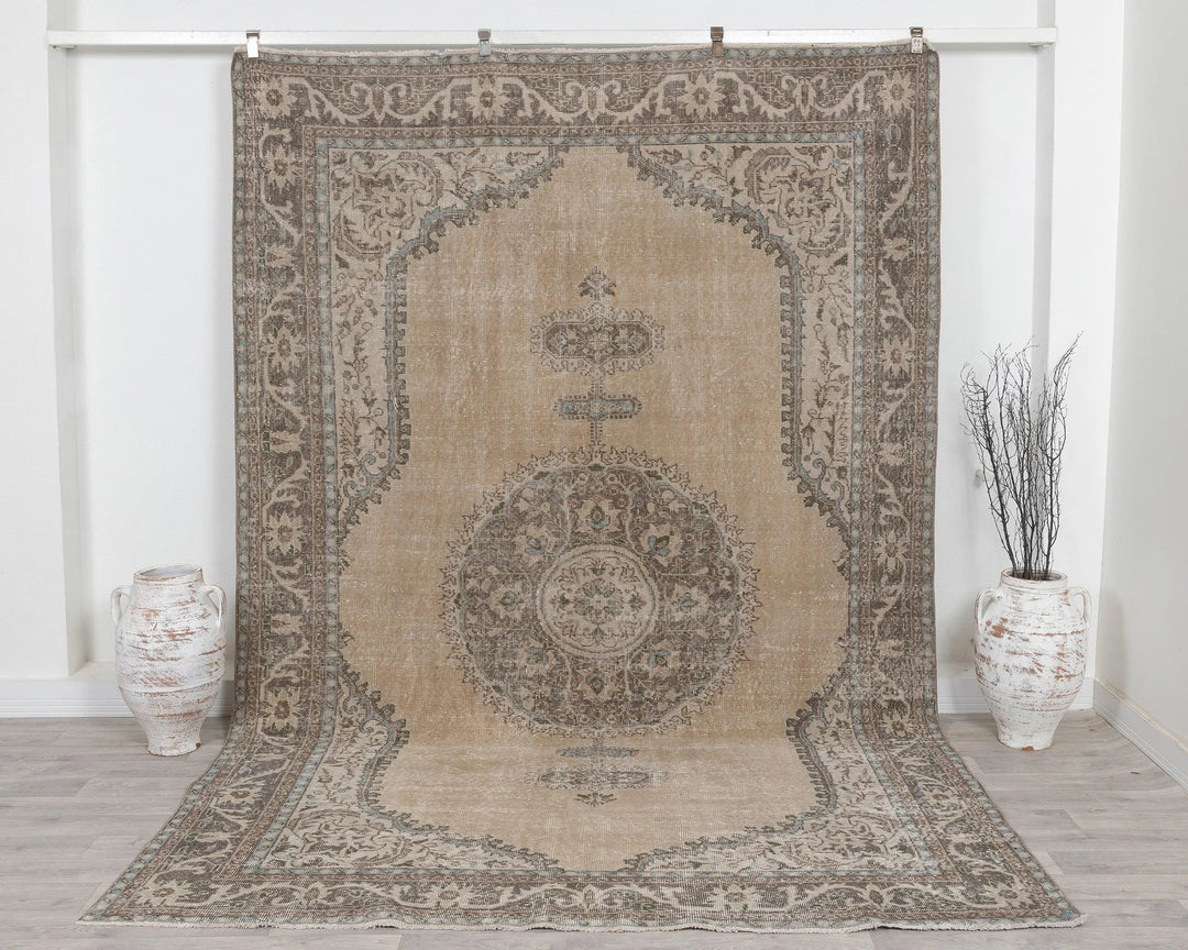 Beige Oushak Rug 7' 1" x 10' 9" | No. VR38202