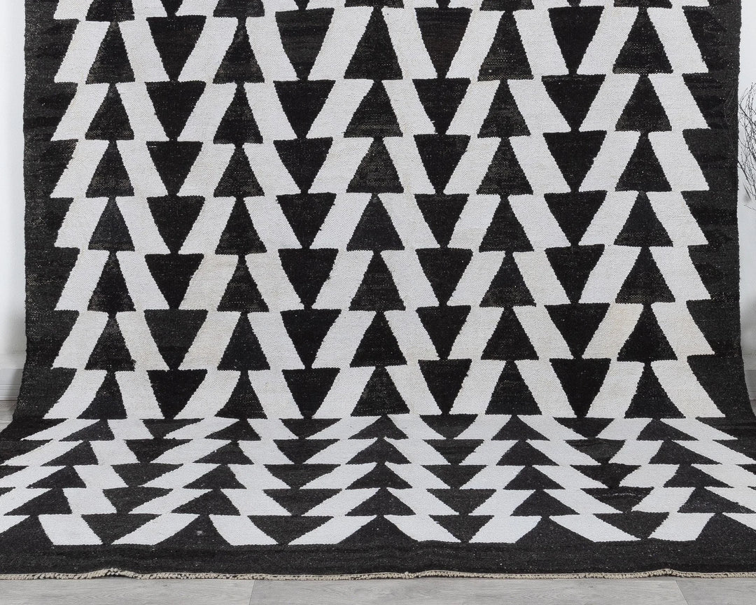 Black Kilim Rug 8' 2" x 10' 6" | No. VR45965