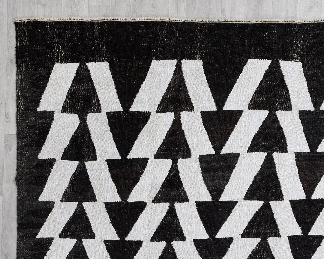 Black Kilim Rug 8' 2" x 10' 6" | No. VR45965