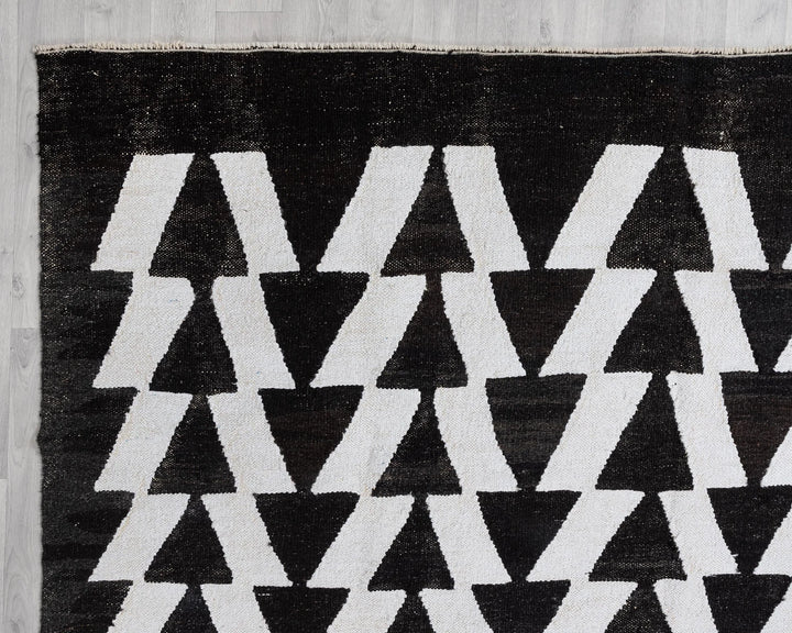 Black Kilim Rug 8' 2" x 10' 6" | No. VR45965