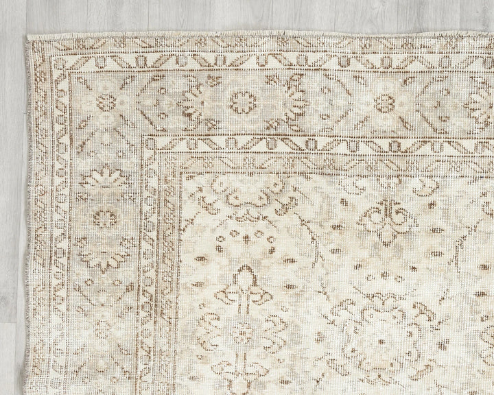 Beige Turkish Oushak Rug 6'8" x 10'1" Hand-Knotted border