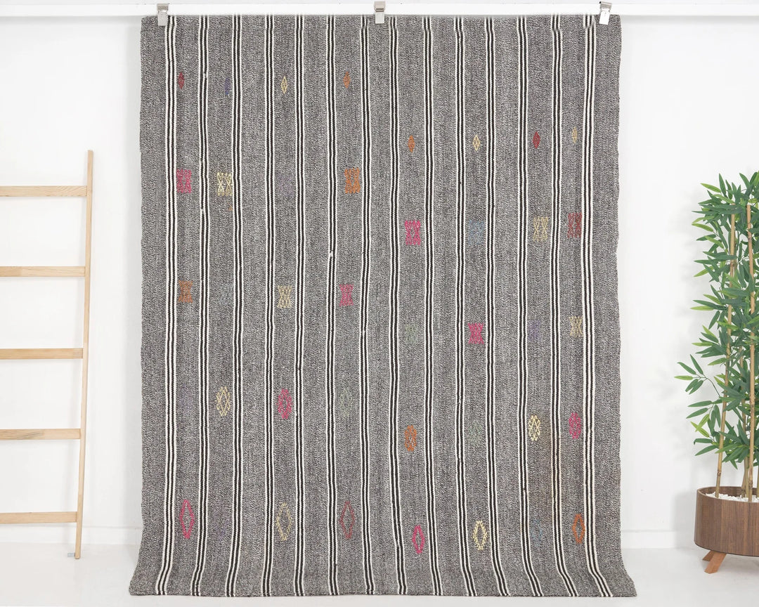 Gray Kilim Rug 5' 7" x 7' 3" | No. VR50426