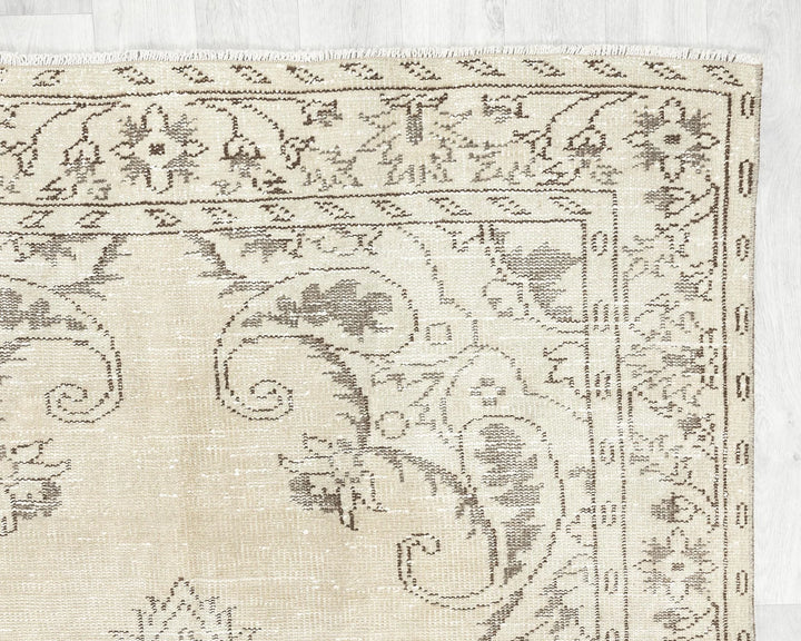 Beige Turkish Oushak Rug 4'9" x 9'1" Hand-Knotted pattern