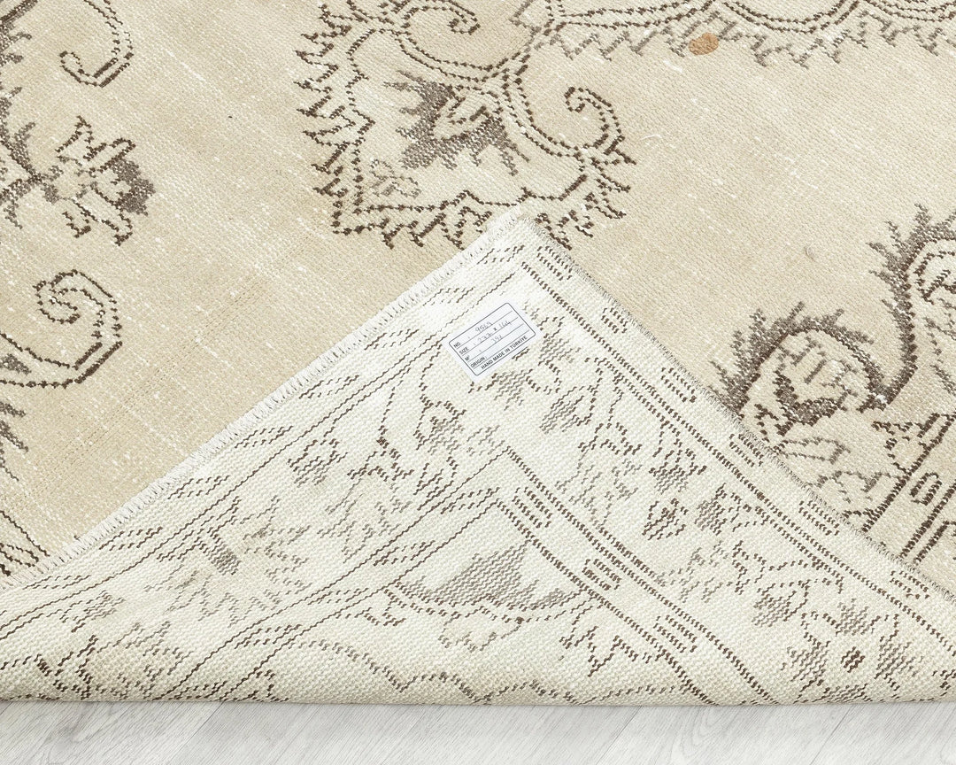 Beige Turkish Oushak Rug 4'9" x 9'1" Hand-Knotted texture