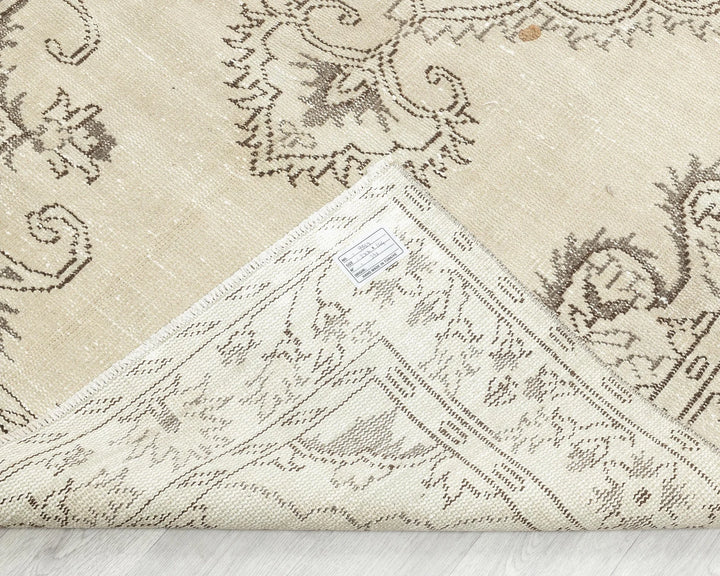 Beige Turkish Oushak Rug 4'9" x 9'1" Hand-Knotted texture