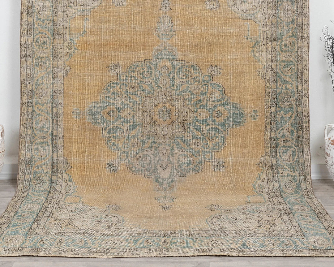 Neutral Oushak Rug 6' 8" x 9' 9" | No. VR57742