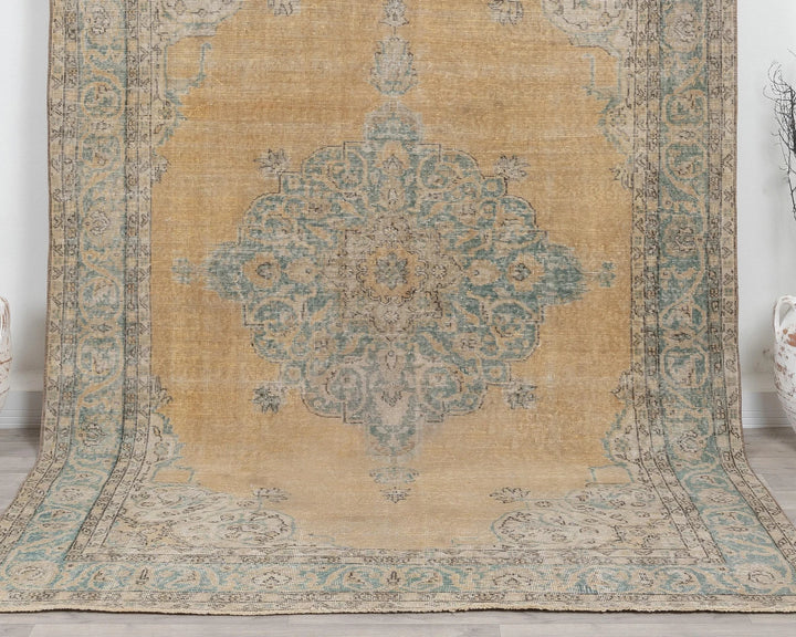 Neutral Oushak Rug 6' 8" x 9' 9" | No. VR57742