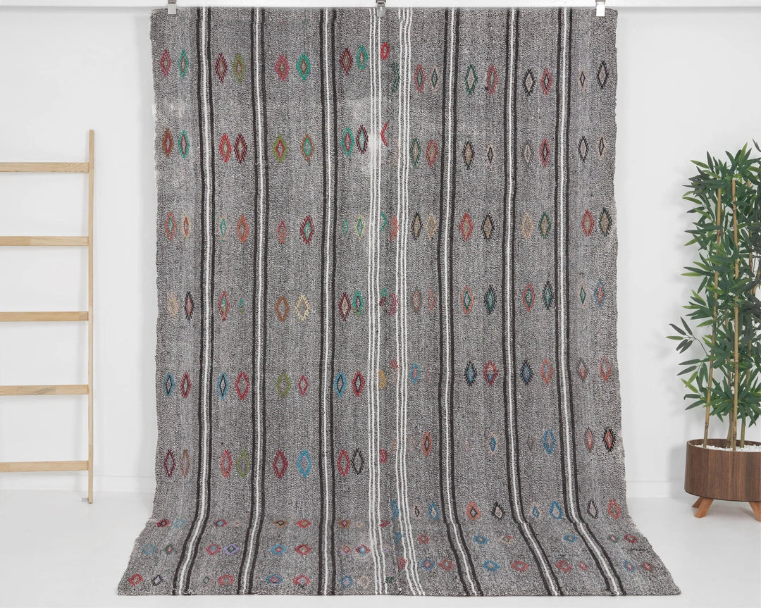 Gray Kilim Rug 6' 1" x 9' | No. VR58438