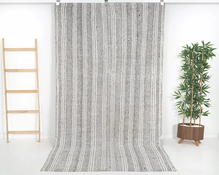 Gray Kilim Rug 4' 7" x 9' 4" | No. VR64555