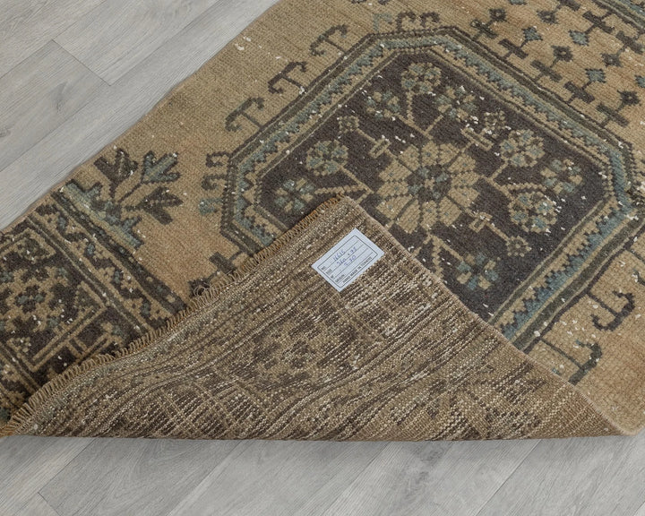 Beige Turkish Oushak Rug 2'6" x 11'10" Hand-Knotted texture