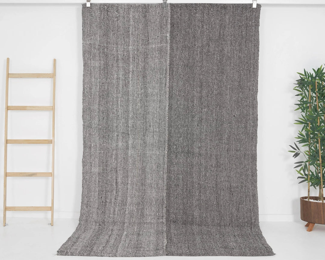 Gray Kilim Rug 5' 1" x 8' 2" | No. VR67678