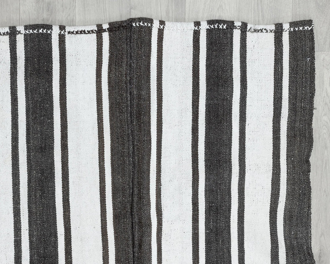 Ivory Turkish Kilim Rug 5'5" x 9'1" Flat-Weave pattern