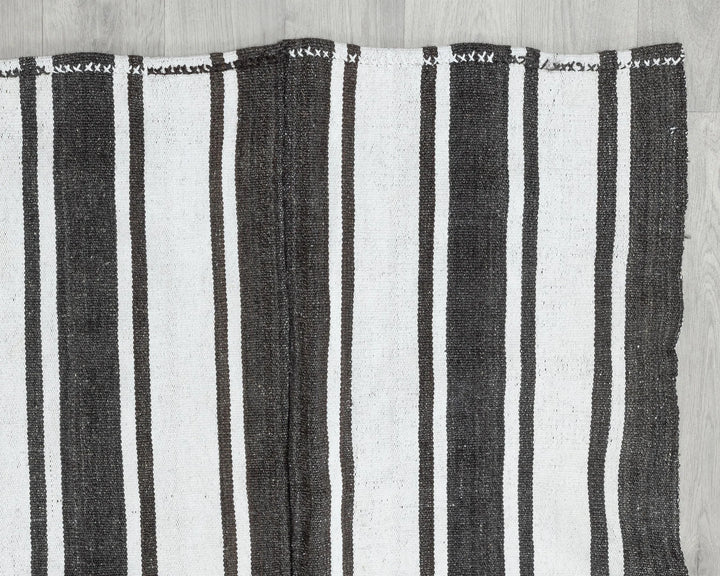 Ivory Turkish Kilim Rug 5'5" x 9'1" Flat-Weave pattern