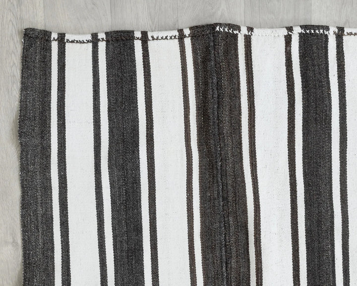 Ivory Turkish Kilim Rug 5'5" x 9'1" Flat-Weave border